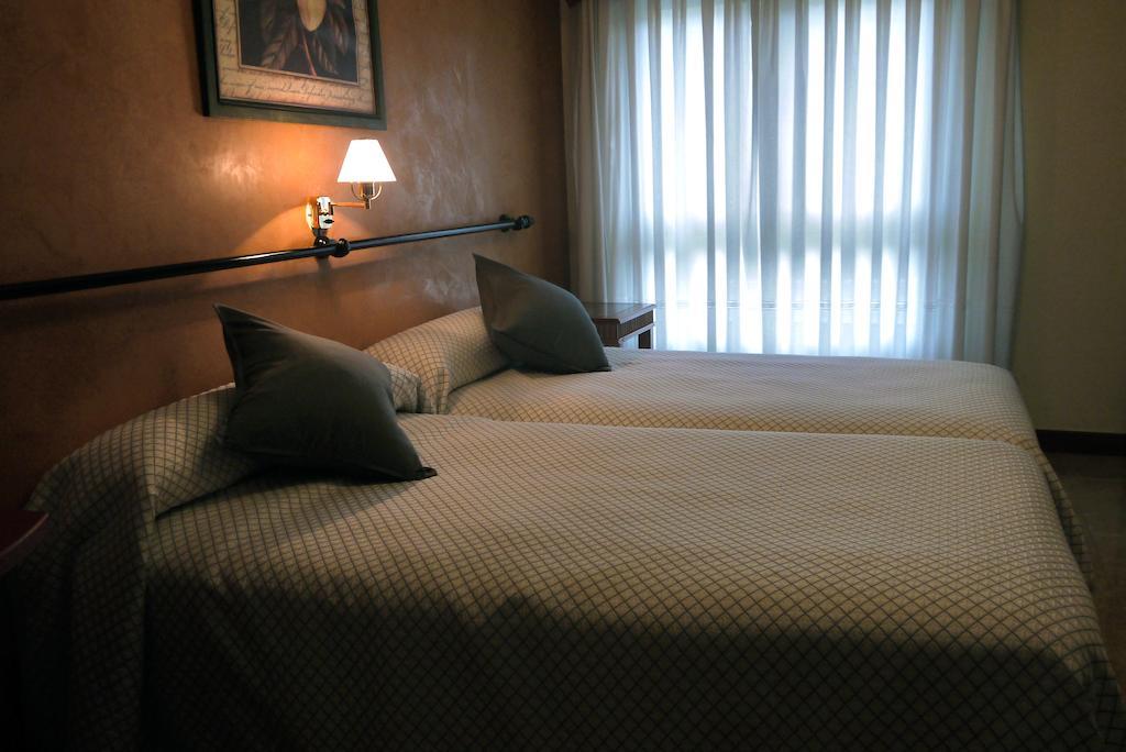 Hotel Lena Pola de Lena Quarto foto